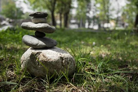Stack of balanced stones in the forest Foto stock