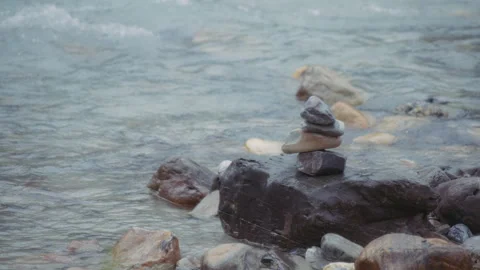 Stack of balanced stones near the flowing mountain river 스톡 동영상 268273330