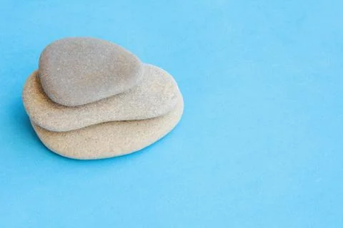 Stack of balanced stones of pebble zen on blue background. Balance stone comp Foto stock