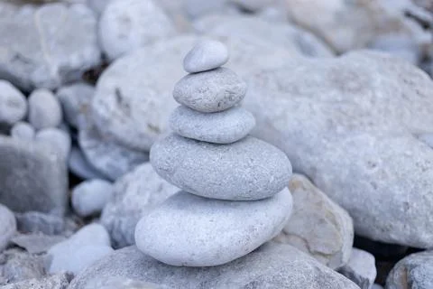 Stack balancing pebble stones pool with out Stockfoto's