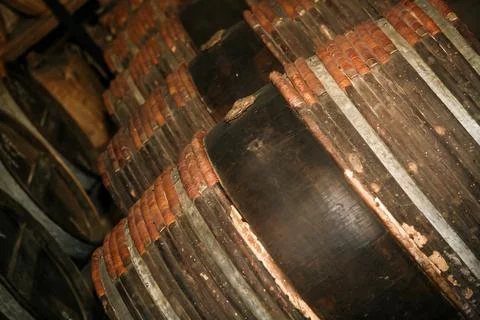 A stack of barrels with the top barrel being the largest Foto stock