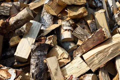 Stack of birch firewood with hand chopping block. Chopped firewood for wint.. Foto stock