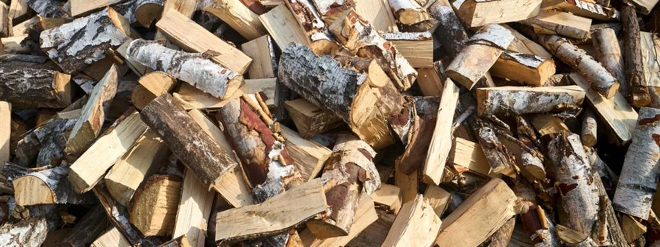 Stack of birch firewood with hand chopping block. Chopped firewood for winter Foto stock