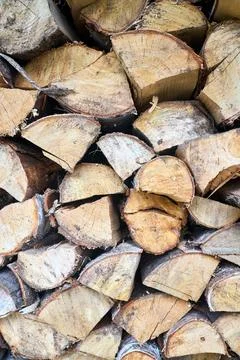 Stack of birch firewood with hand chopping block. Chopped firewood for winter Foto stock