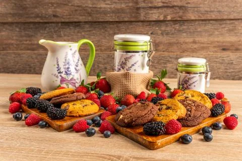 Stack of biscuits and forest fruits on wooden cutting board Foto stock