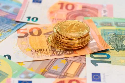 A Stack of Bitcoin Coins on the Euro Banknotes Foto stock