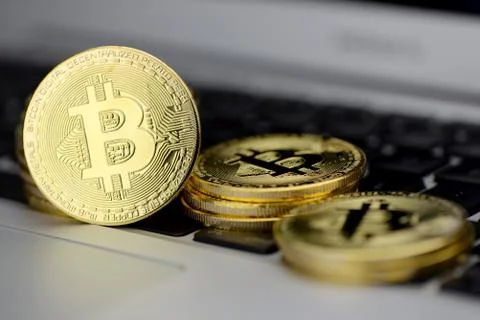 Stack of Bitcoin coins on laptop keyboard. Cryptocurrency. Selective focus. Foto stock