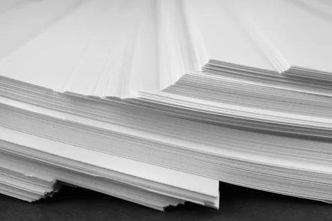 Stack of blank paper on grey stone table, closeup Foto stock
