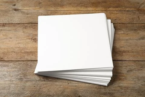 Stack of blank paper sheets for brochure on wooden background. Mock up Foto stock