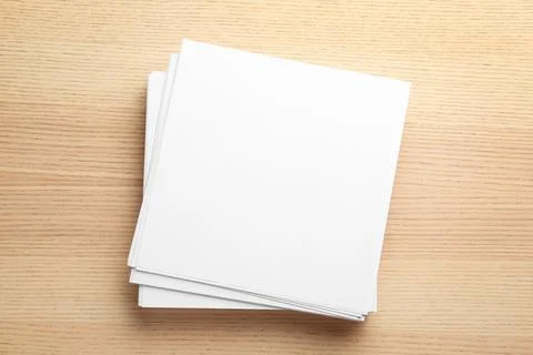 Stack of blank paper sheets for brochure on wooden background, top view. Mock Foto stock