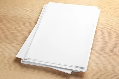 Stack of blank paper sheets for brochure on wooden background. Mock up Foto stock