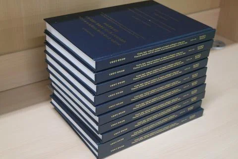Stack of blue books placed on table. Foto stock