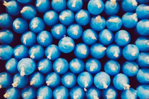 Stack of blue candles creates a pattern Foto stock