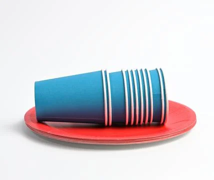 Stack of blue paper cups and red round plates on a white background Stockfoto's
