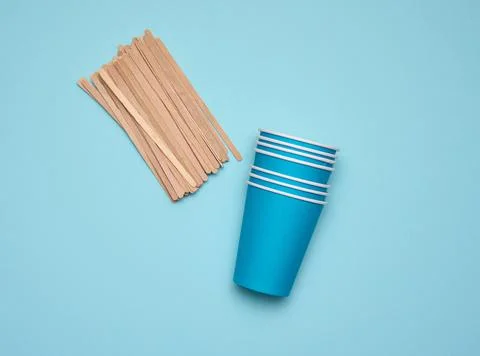 Stack of blue paper cups on a blue background. Plastic rejection concept, zer 库存照片