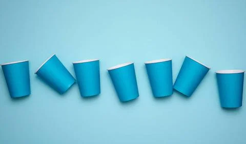 Stack of blue paper cups on a blue background. Plastic rejection concept, ... 库存照片