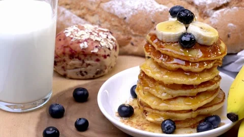 Stack of Blueberry Pancakes with Butter and Maple Syrup. Pancakes with berries. Vídeo Stock 336589256