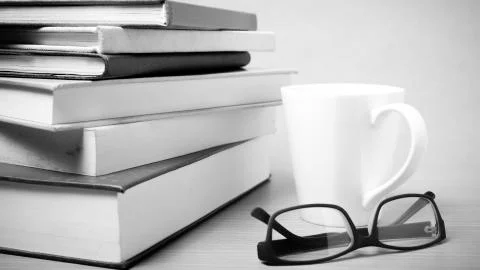 Stack of book with coffee mug black and white tone style Foto stock