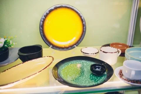 Stack of bowls in various shapes. Many colorful Sell at the market. Foto stock