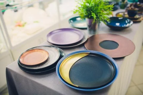 Stack of bowls in various shapes. Many colorful Sell at the market. Foto stock