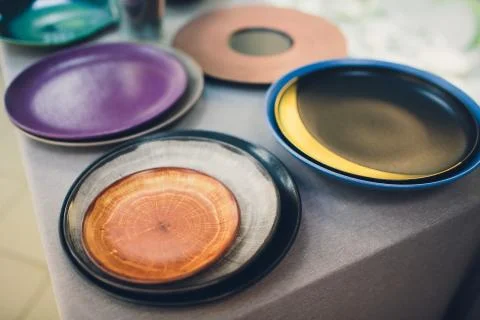 Stack of bowls in various shapes. Many colorful Sell at the market. Stockfoto's