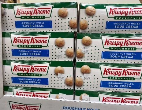 A stack of boxes of Krispy Kreme Doughnut Holes at a Sams Club grocery store Foto stock