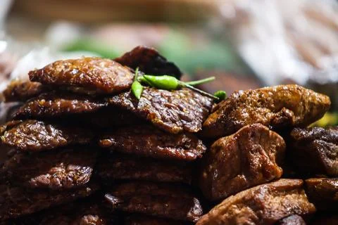 Stack of braised sweet tempeh and tofu bacem topped with fresh green bird e.. Fotos Stock