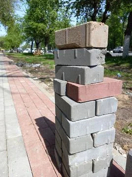 Stack of bricks. Repair of the footpath in the park. Foto stock