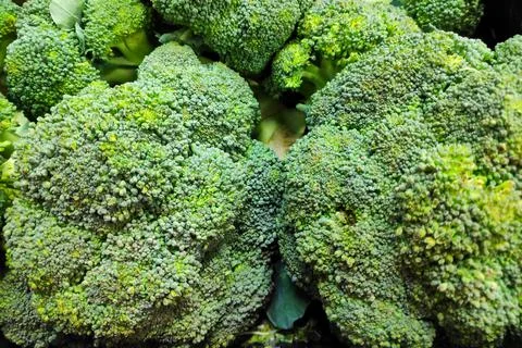 Stack of Broccoli on a market stall 스톡 사진