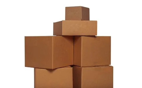 A stack of brown cardboard boxes is arranged against a white background. Stockfoto's