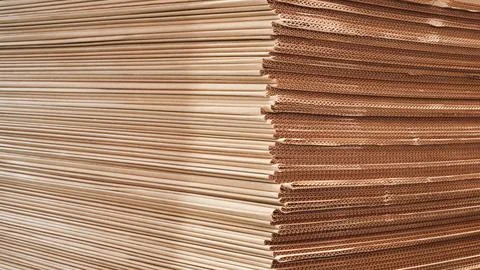 A stack of brown cardboard boxes. The boxes are stacked on top of each other  Foto stock