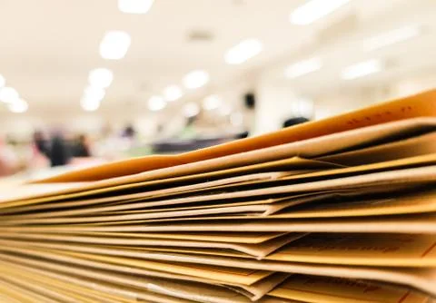 Stack Brown envelope on office concept background,design for advertising Foto stock