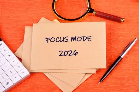 A stack of brown envelopes has Focus Mode 2026 written on the top one. A Foto stock