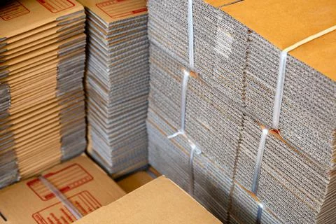 Stack of brown folded cardboard boxes tied Foto stock