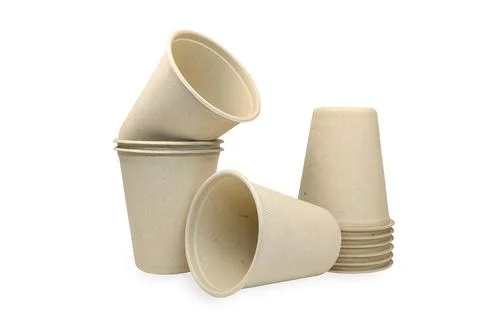 Stack of Brown paper cups on white background with clipping path. Foto stock