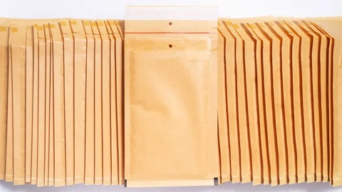 Stack of bubble envelopes, textured background Vidéo 109797186