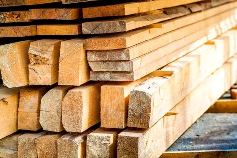 Stack of building lumber at construction site with narrow depth of field. Tim Fotos de archivo