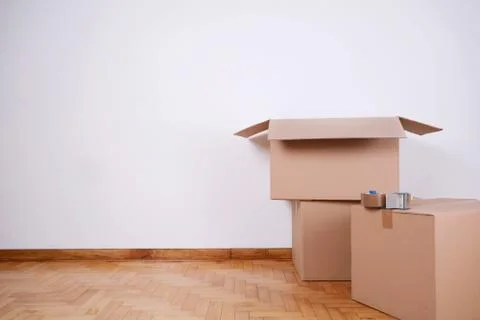 Stack of cardboard boxes in the empty room Stockfoto's