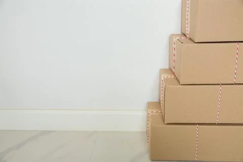 Stack of cardboard boxes for moving, Empty room with a white wall and cardboa Foto stock