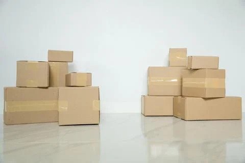 Stack of cardboard boxes for moving, Empty room with a white wall and cardboa Foto stock