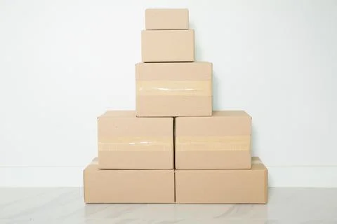 Stack of cardboard boxes for moving, Empty room with a white wall and cardboa Foto stock