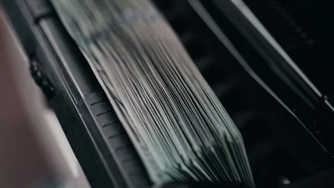 Stack of cash being processed in a money counting machine, showing detailed 库存影片 331080135
