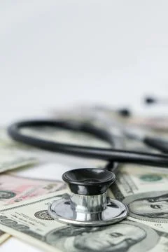 Stack of cash dollars and stethoscope. The concept of medical expensive medicine Foto stock