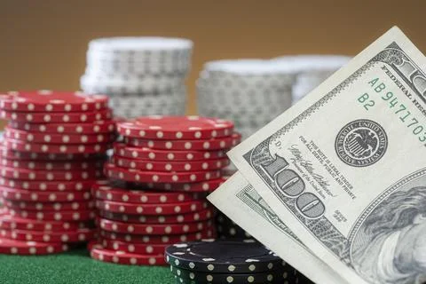 Stack of Casino chips and two hundred dollars Foto stock