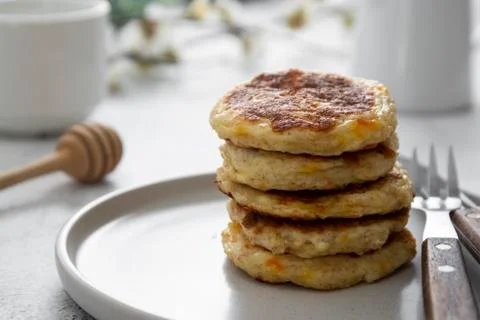 Stack of cheese flapjacks. Rounf pancakes made from cotage cheese. Stock-Fotos