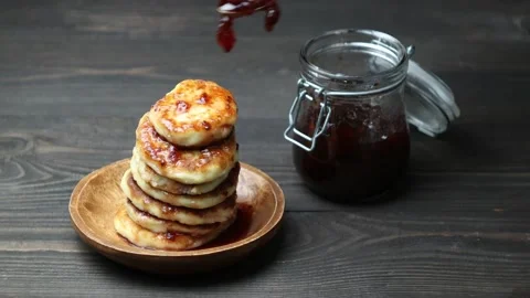 A stack of cheesecakes being dripped with gooseberry jam Stock Footage 170717482