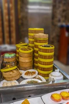Stack of Chinese dimsum bamboo steamer boxes served in restaurant Foto stock
