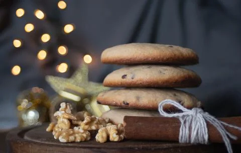 Stack of chip cookie with Christmas decoration background. Christmas candy. Foto stock