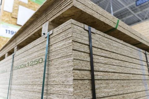 A stack of chipboard in a hardware store. wooden usb sheet. Foto stock