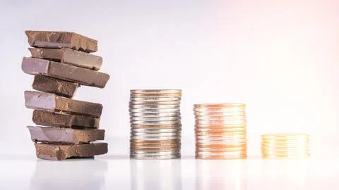 A stack of chocolate bars and coins are piled on top of each other Foto stock